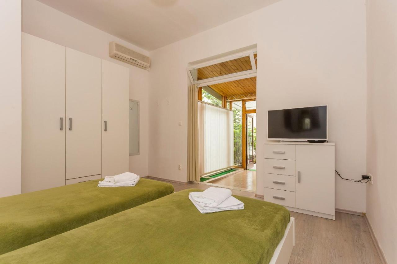 Comfortable Modern Studio With Shaded Patio Split Exterior foto
